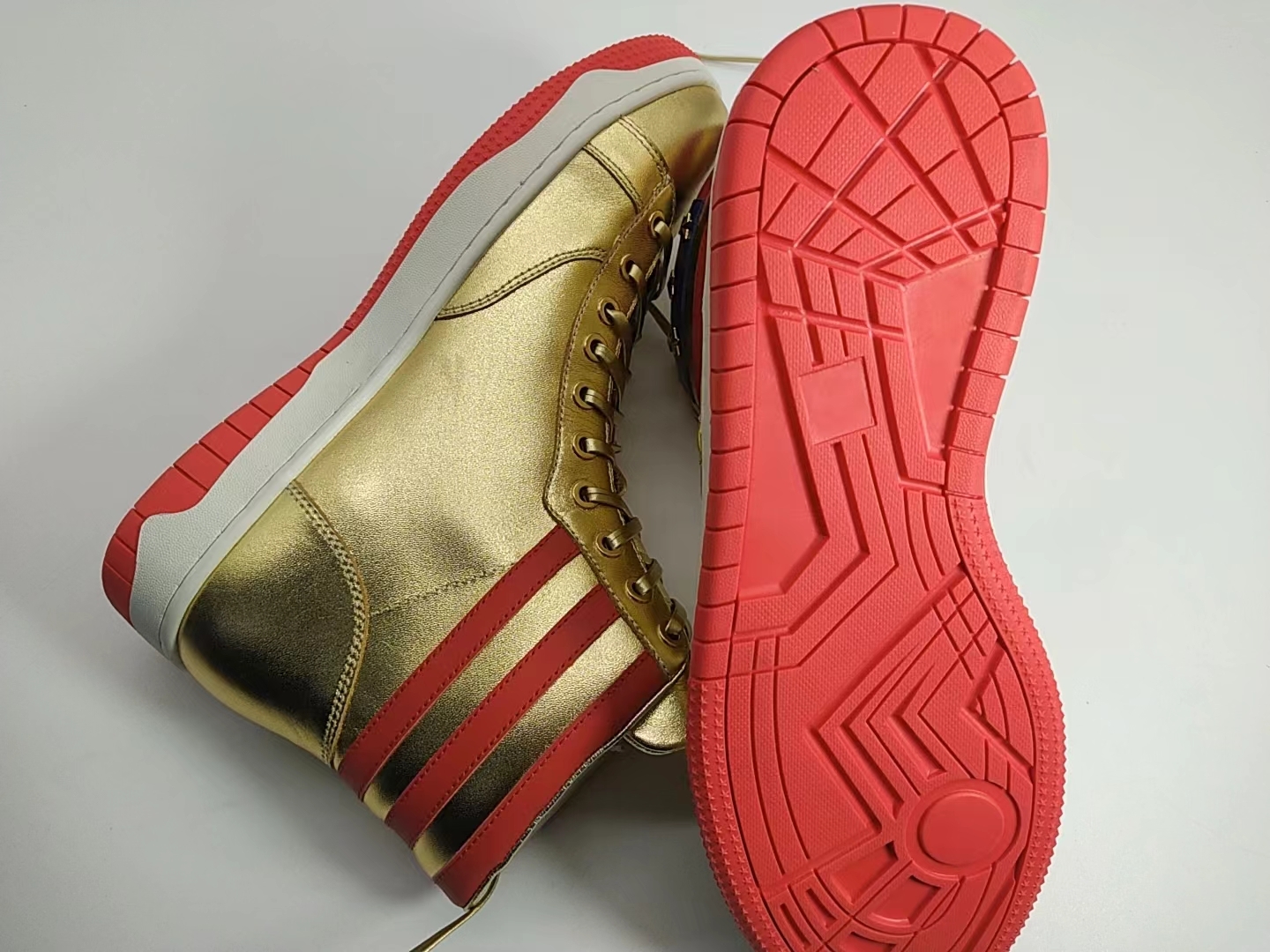 PKGoden  Trump high top “Never Surrender” goldsneakers 