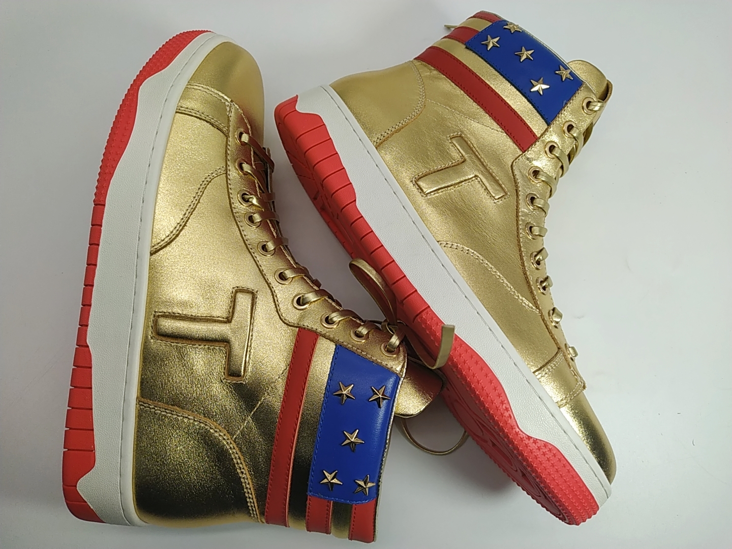 PKGoden  Trump high top “Never Surrender” goldsneakers 