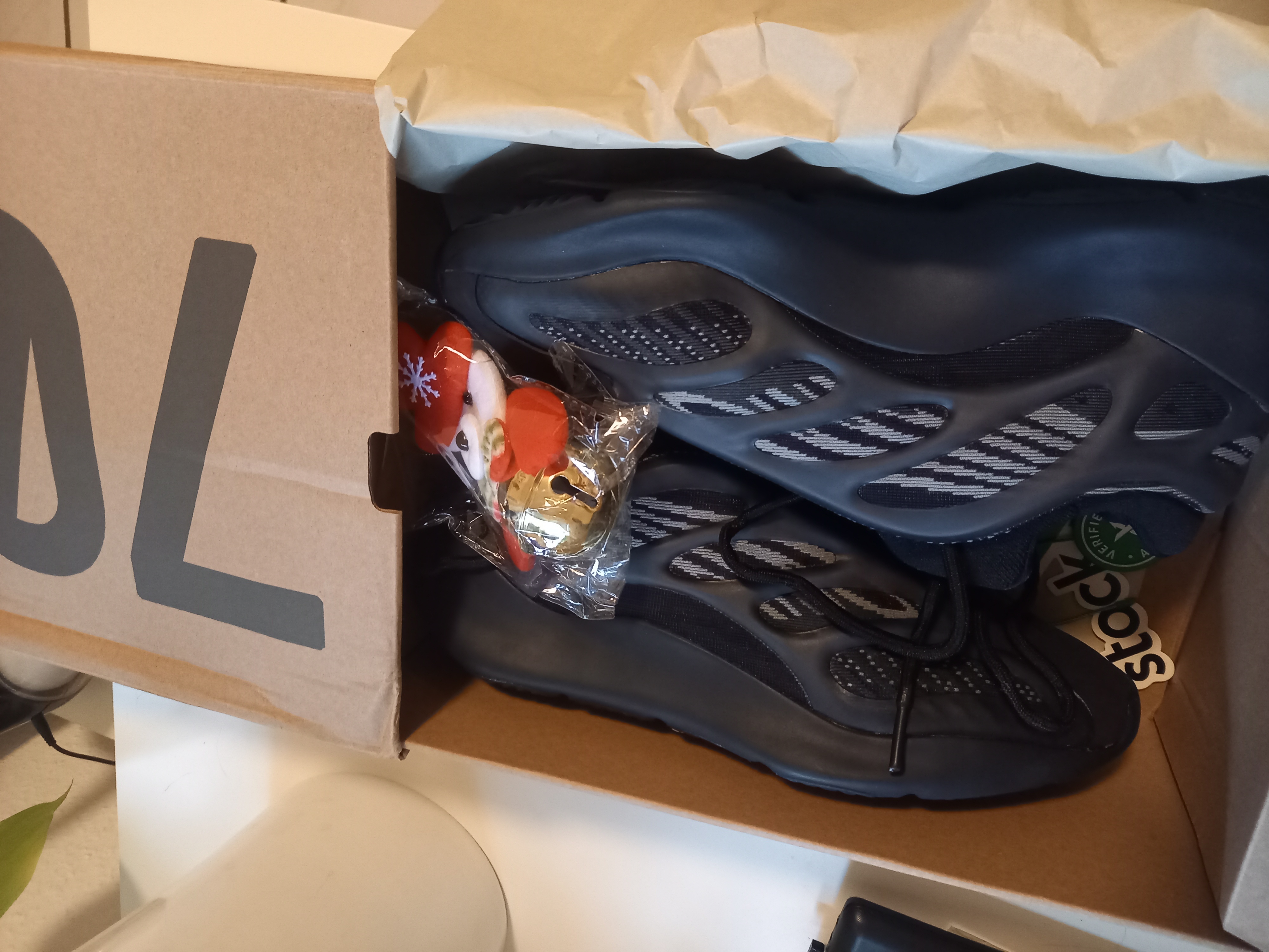 POP  Yeezy 700 V3 Alvah, H67799 review leo.53