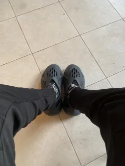 POP Yeezy foam runners Mineral Blue, GV7903  review Chakir Pierre 01