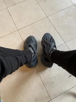 POP Yeezy foam runners Mineral Blue, GV7903  review Chakir Pierre 02