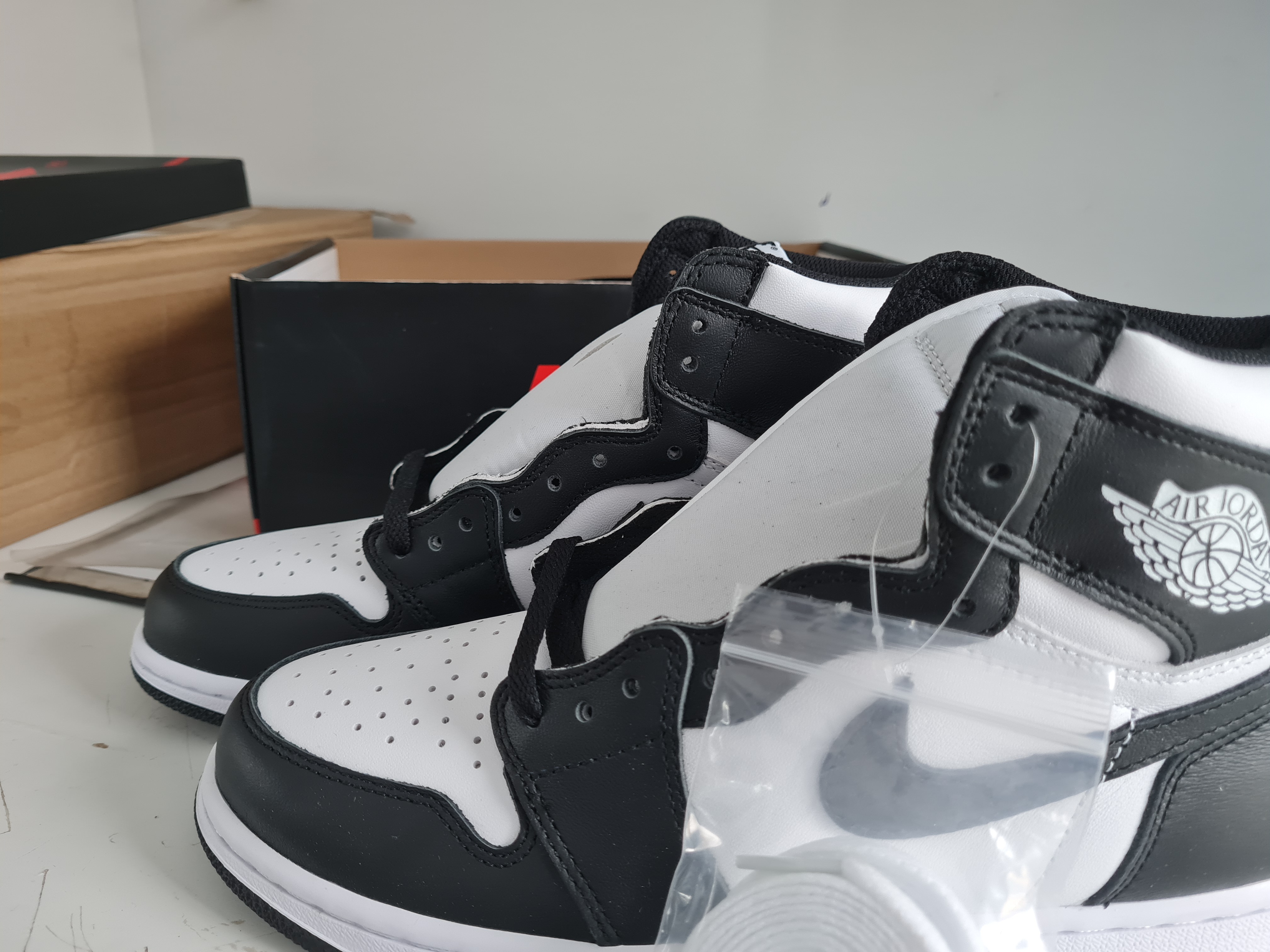 POP  Jordan 1 Retro Black White (2014), 555088-010 review Batu 01