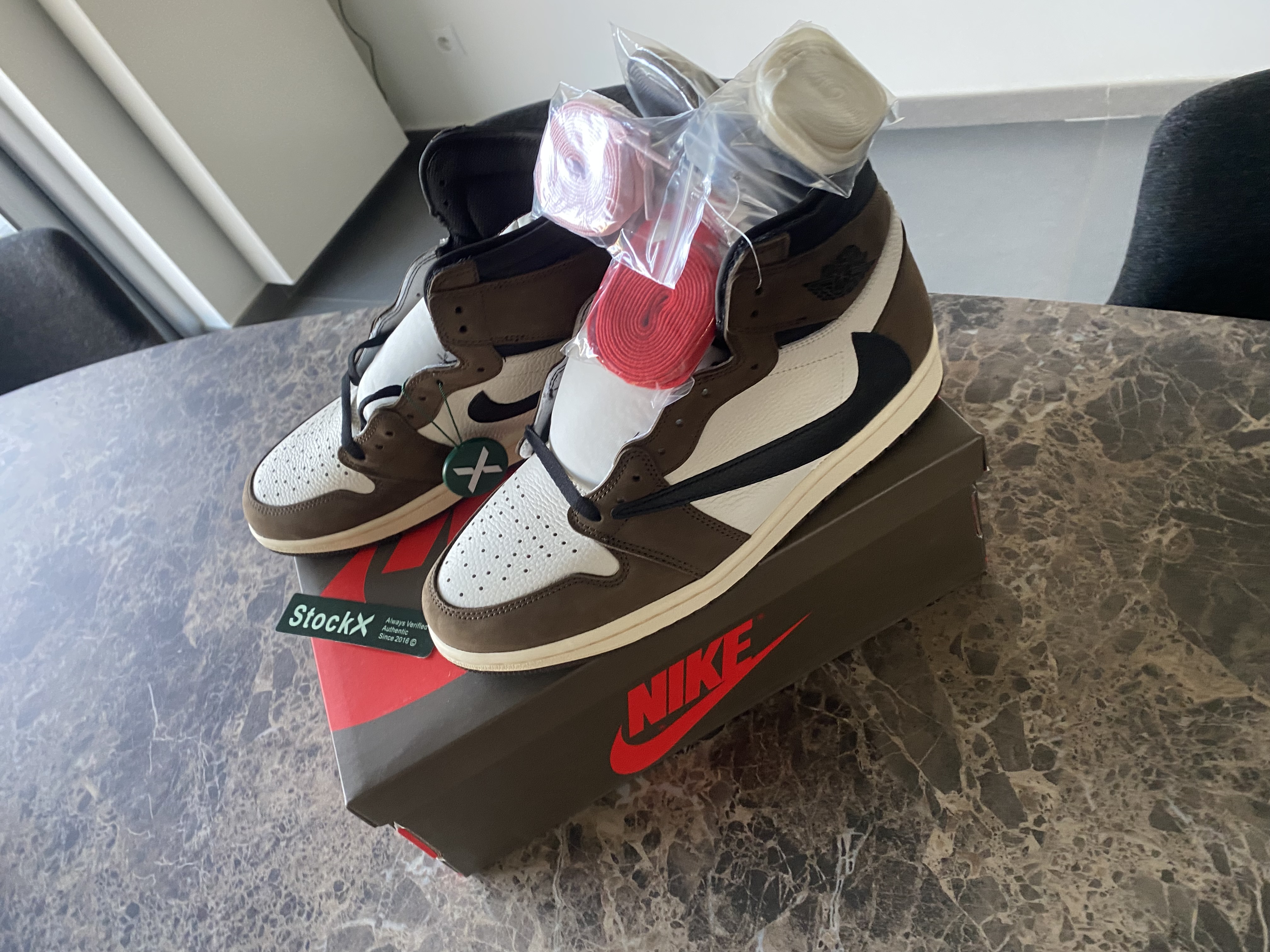 PKGoden   Air Jordan 1  Retro High Travis Scott SP34, CD4487-100  review Vince Descheemaeker 01