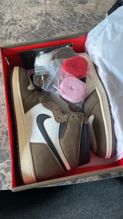 PKGoden   Air Jordan 1  Retro High Travis Scott SP34, CD4487-100  review Vince Descheemaeker 05