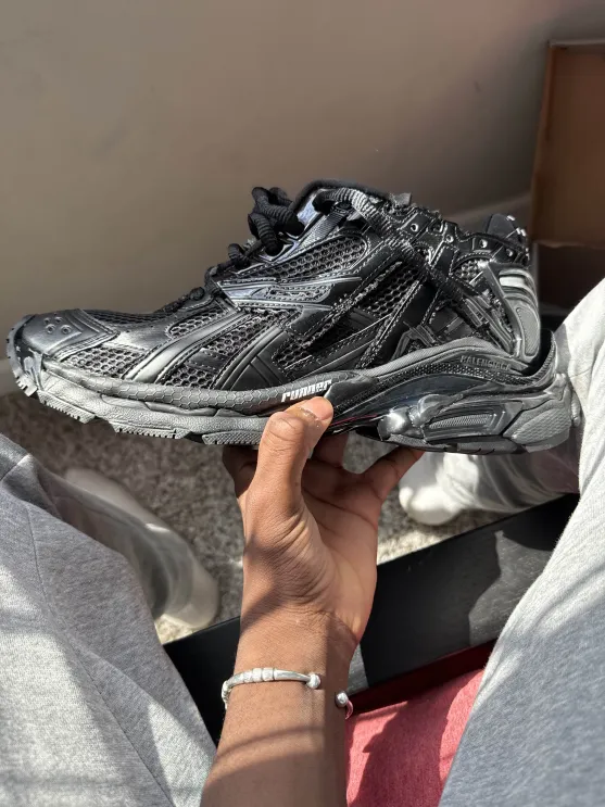 PKGoden Balenciaga Runner Black 656065 W3RA1 1000 review Diana Crawatzo 01