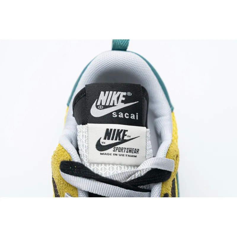Nike Vaporwaffle sacai Tour Yellow Stadium Green  CV1363-700 