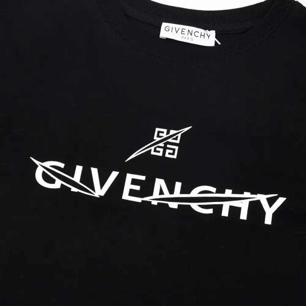 Givenchy Shorts G0323