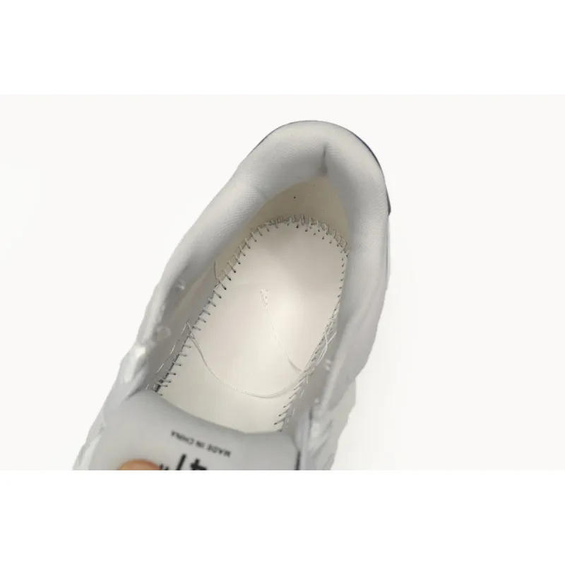 OMIA189F 23LEA005 0546 FF-WHITE Out Of White White and Blue Tail  OMIA189F 23LEA005 0546