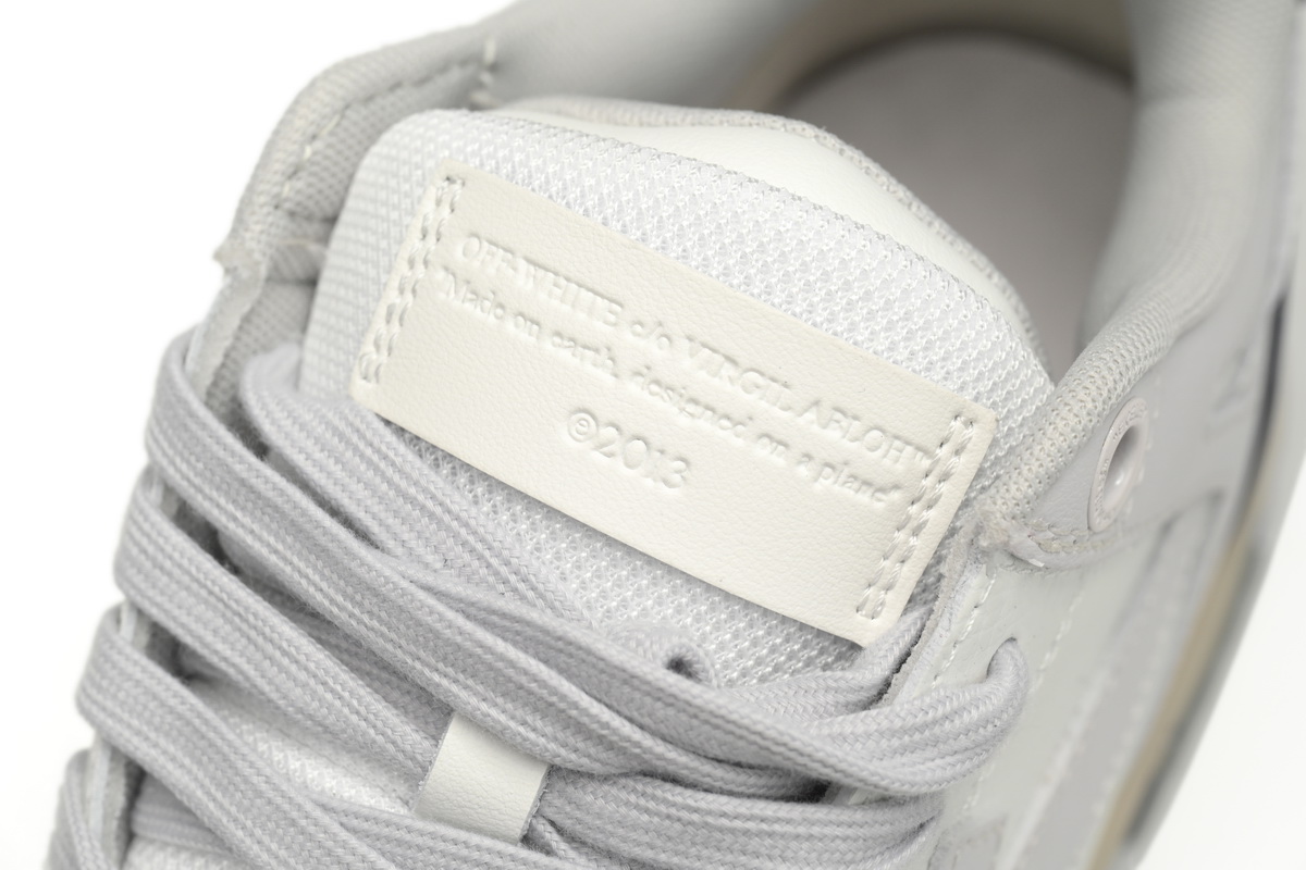 OMIA189F 23LEA005 0546 FF-WHITE Out Of White White and Blue Tail  OMIA189F 23LEA005 0546