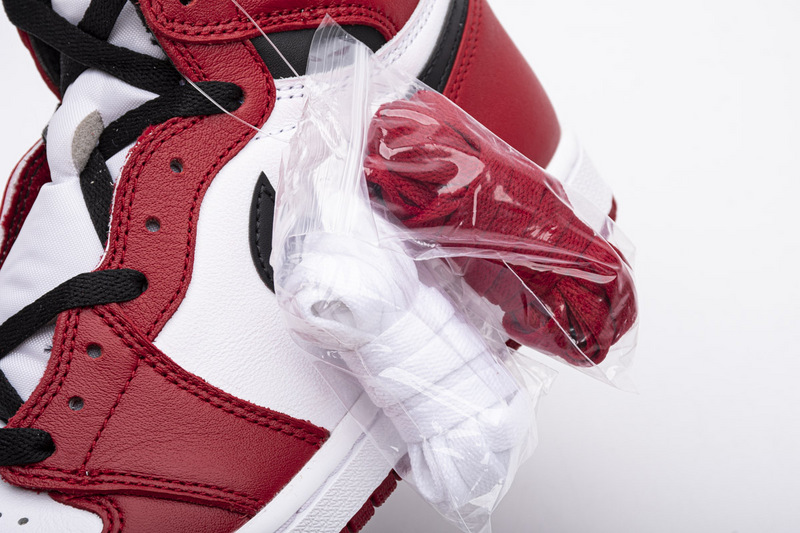 Air Jordan 1 Retro Chicago (2015) 555088-101