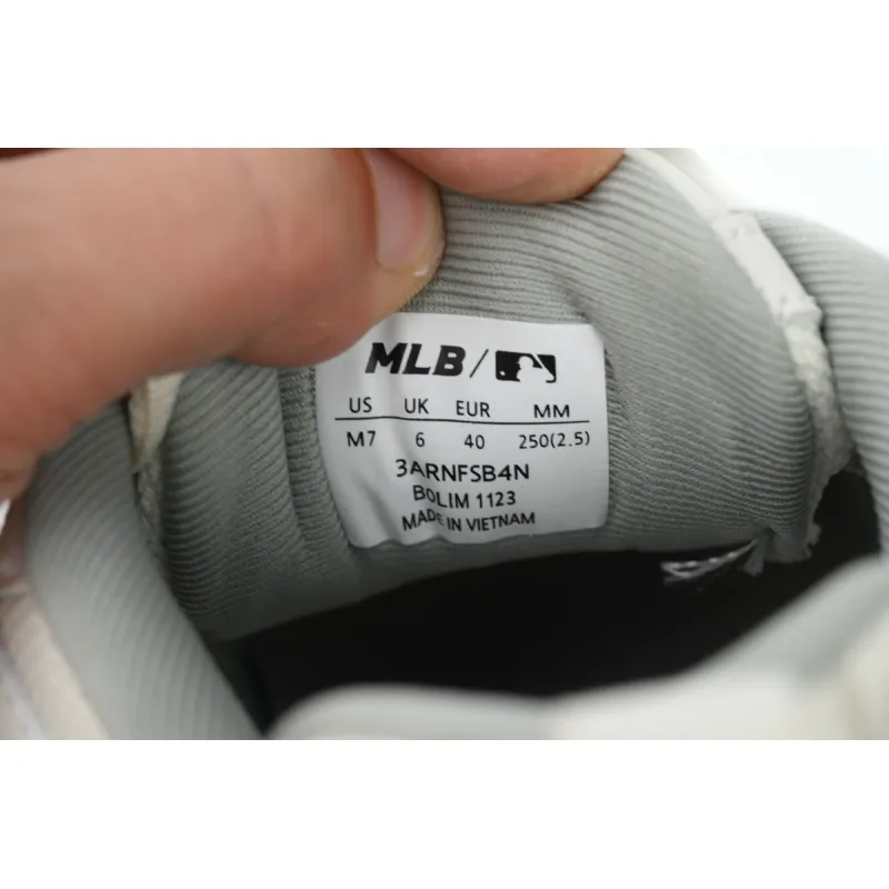 MLB Fast Ball Classic Monogram New York Yankees Sneakers  3ARNFSB4N-07CRS