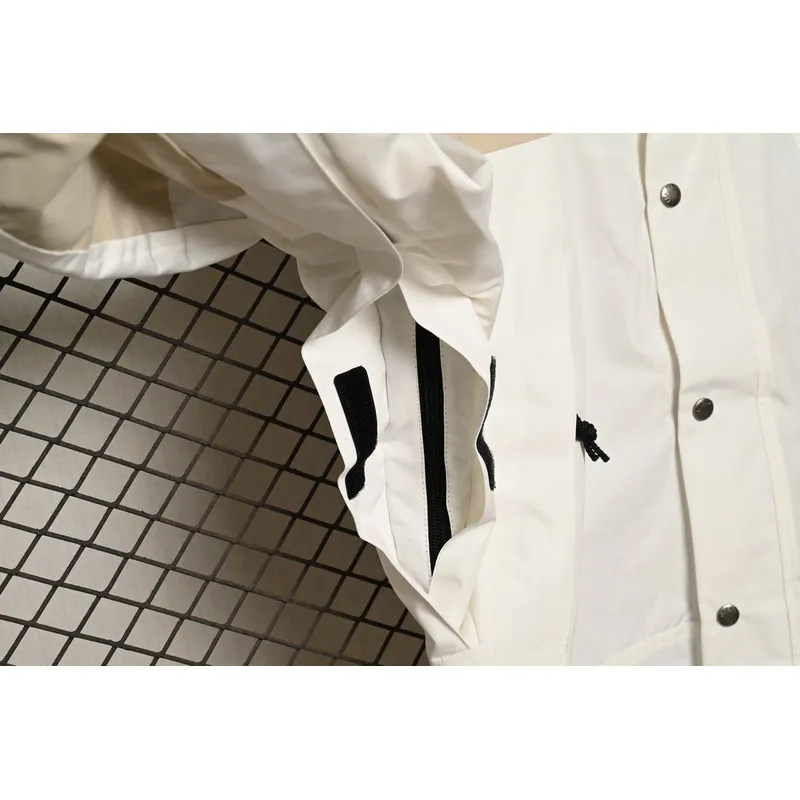  The North Face Black and Milk White Color Matching Jackets