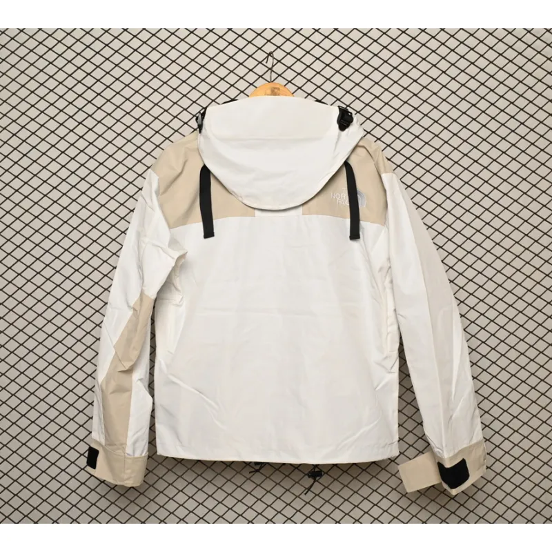  The North Face Black and Milk White Color Matching Jackets
