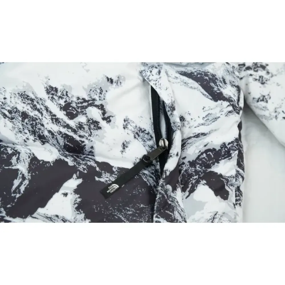  The North Face Splicing White And Snow Mountain