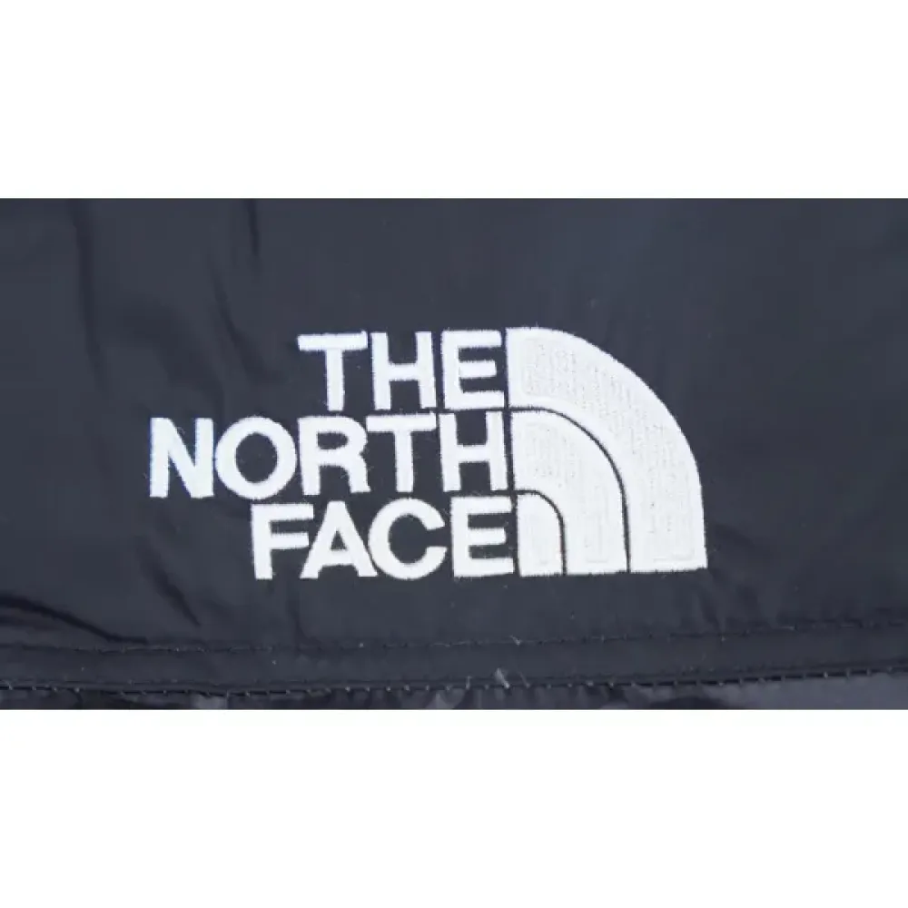 The North Face Splicing White And Black Paper Cuttings