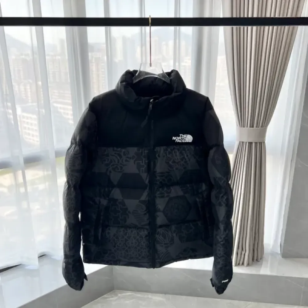 The North Face Splicing White And Black Paper Cuttings