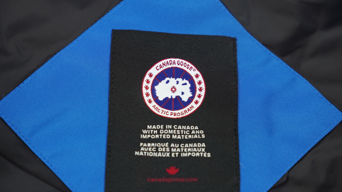 Can*a Go*e outdoor sports down vest blue aa1bn