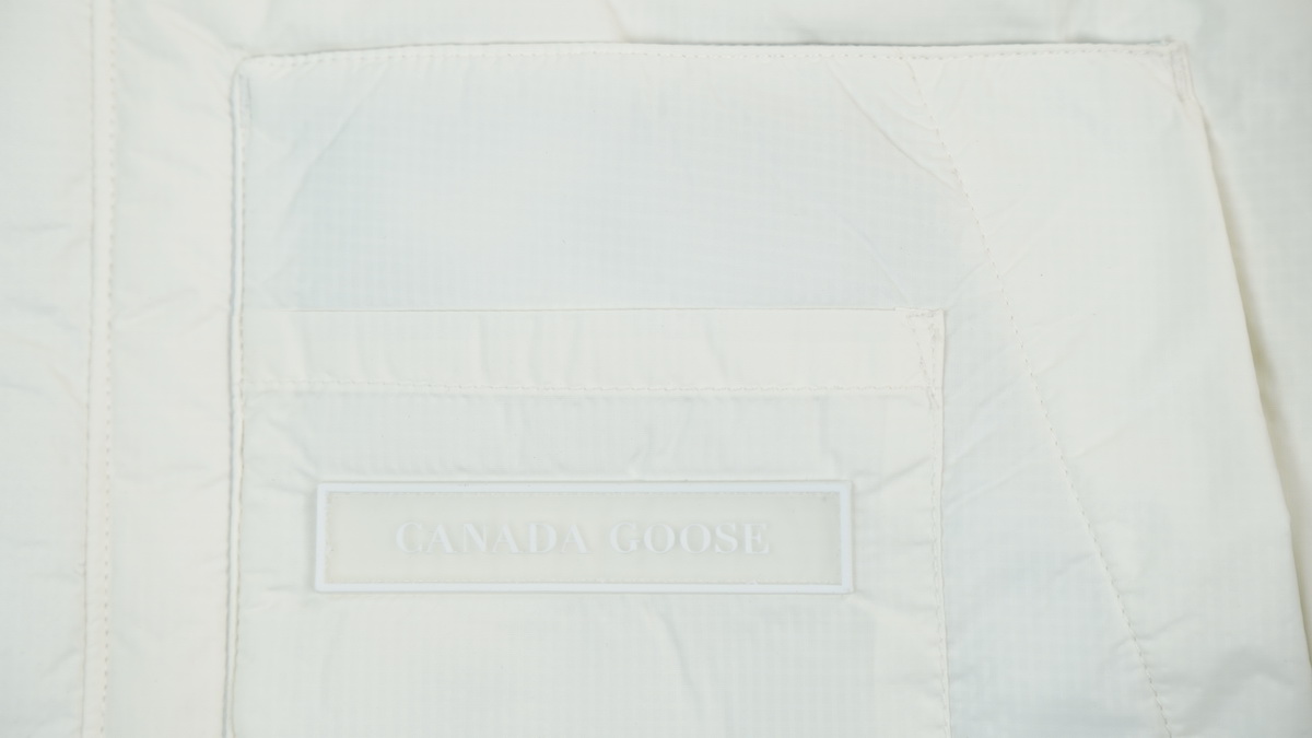 Can*a Go*e outdoor sports down vest glacier white ba7bn