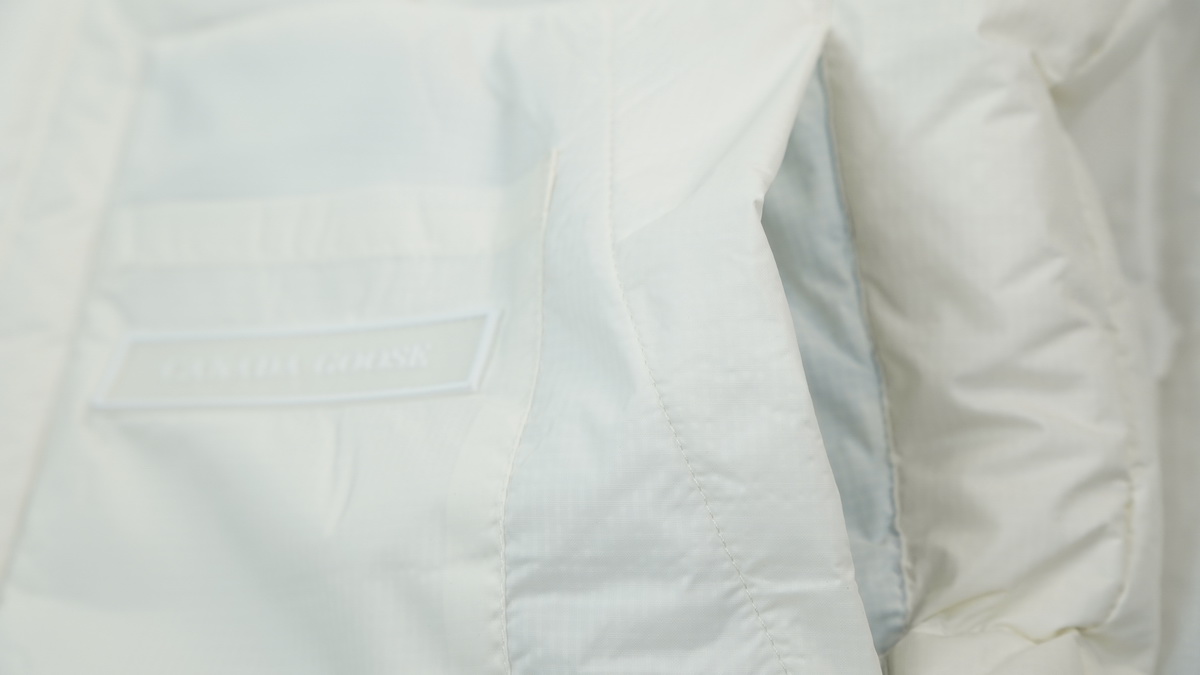 Can*a Go*e outdoor sports down vest glacier white ba7bn