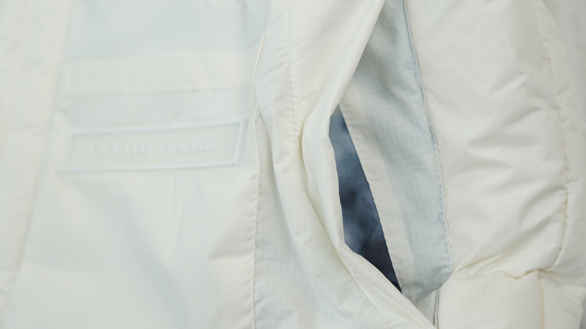Can*a Go*e outdoor sports down vest glacier white ba7bn