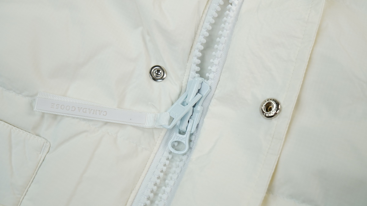 Can*a Go*e outdoor sports down vest glacier white ba7bn