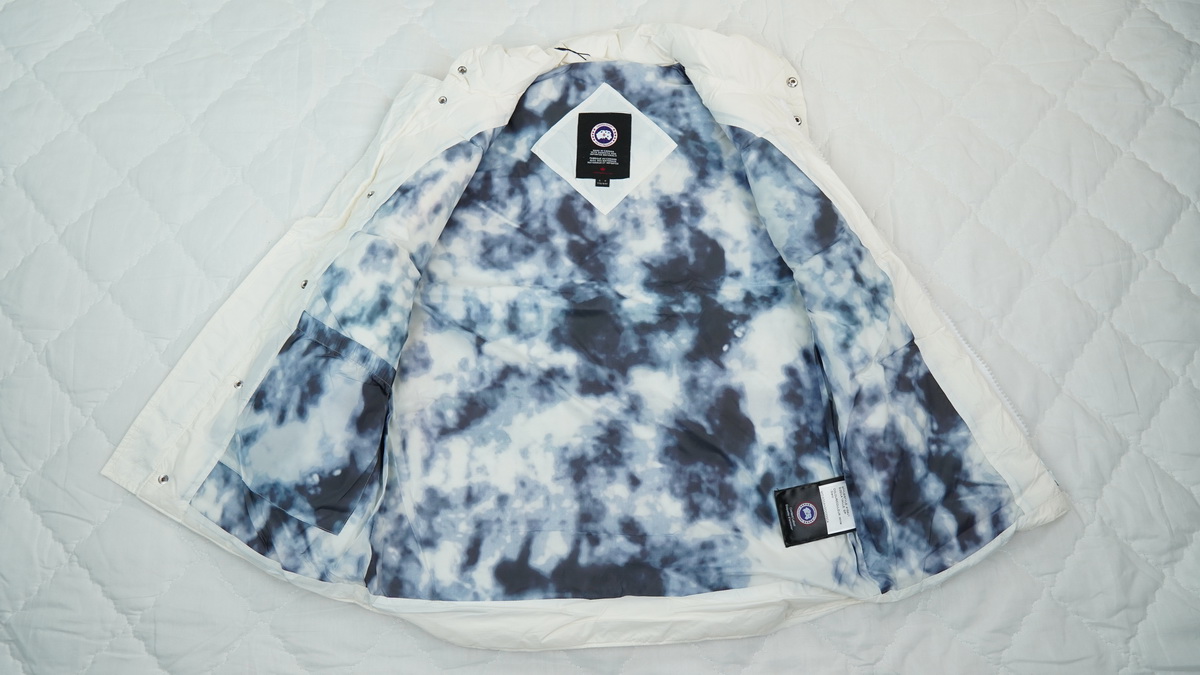 Can*a Go*e outdoor sports down vest glacier white ba7bn