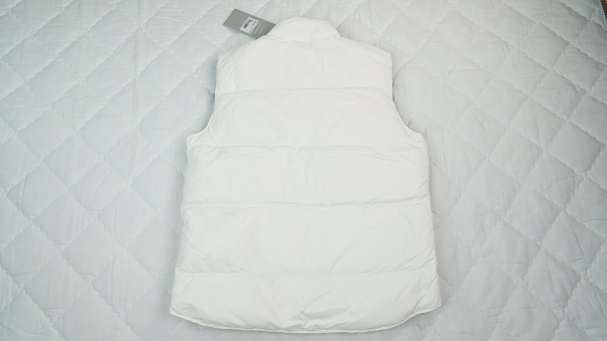 Can*a Go*e outdoor sports down vest glacier white ba7bn