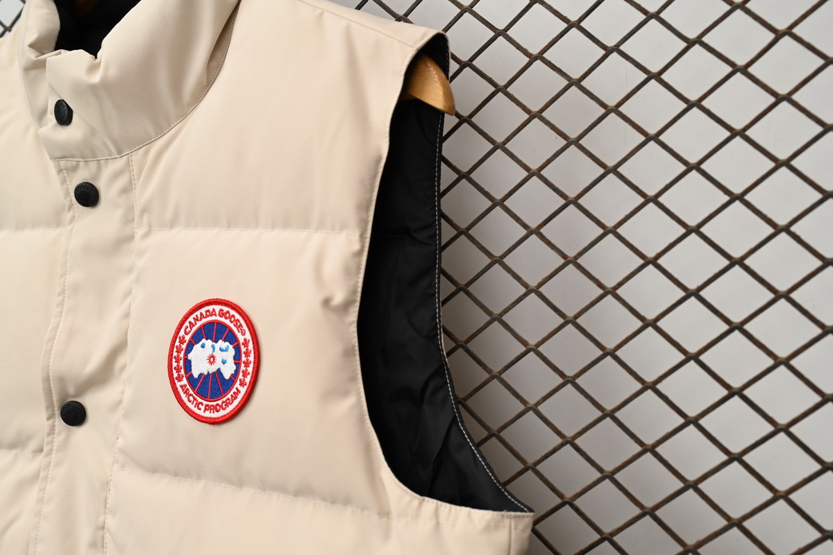 Can*a Go*e outdoor sports down vest off white aa1bn