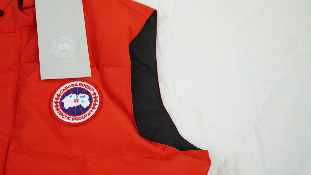 Can*a Go*e outdoor sports down vest red aa1bn