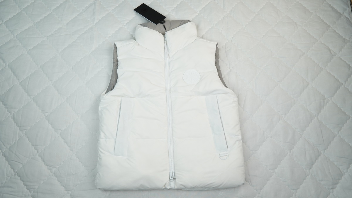 Can*a Go*e outdoor sports down vest white label white ba7bn
