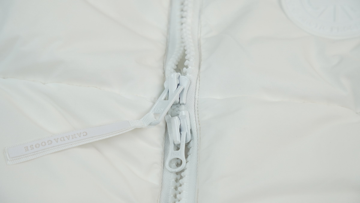 Can*a Go*e outdoor sports down vest white label white ba7bn