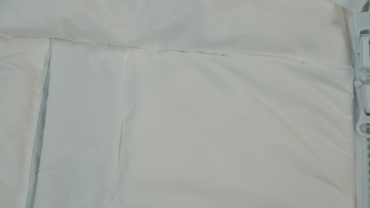 Can*a Go*e outdoor sports down vest white label white ba7bn