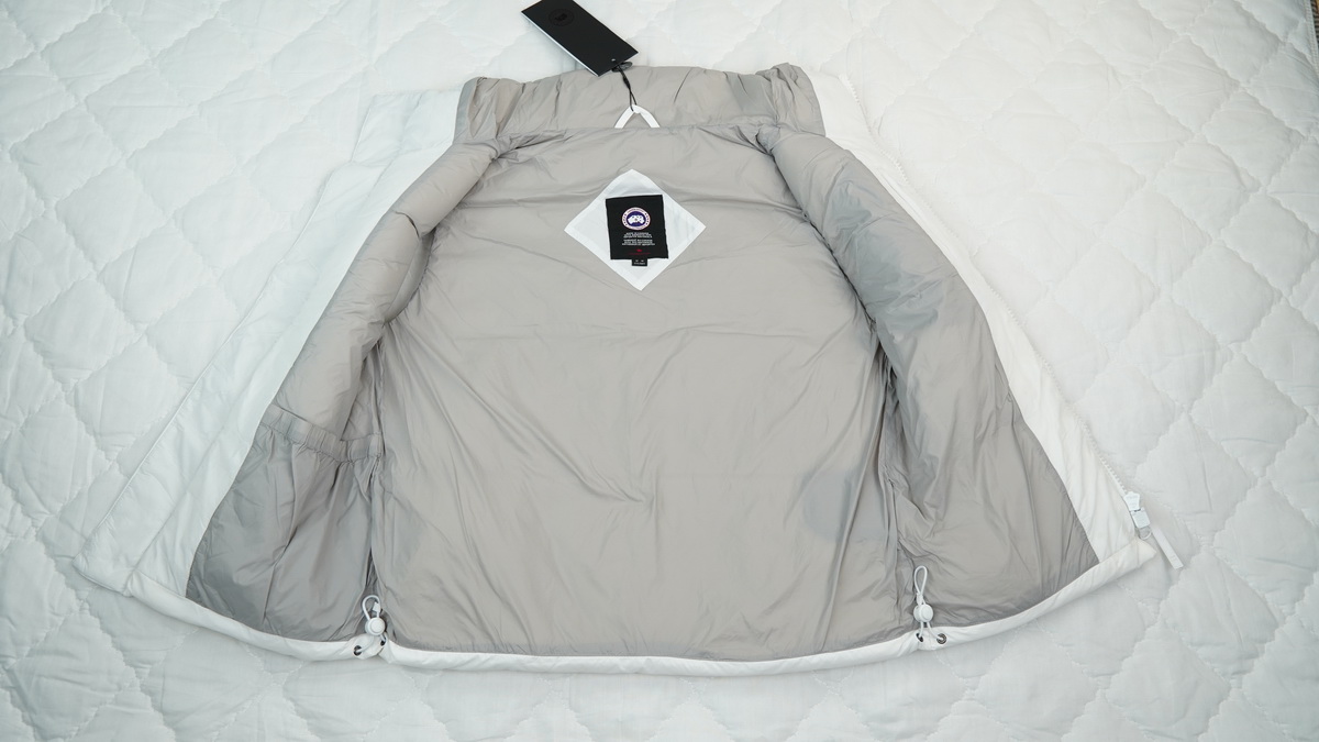 Can*a Go*e outdoor sports down vest white label white ba7bn