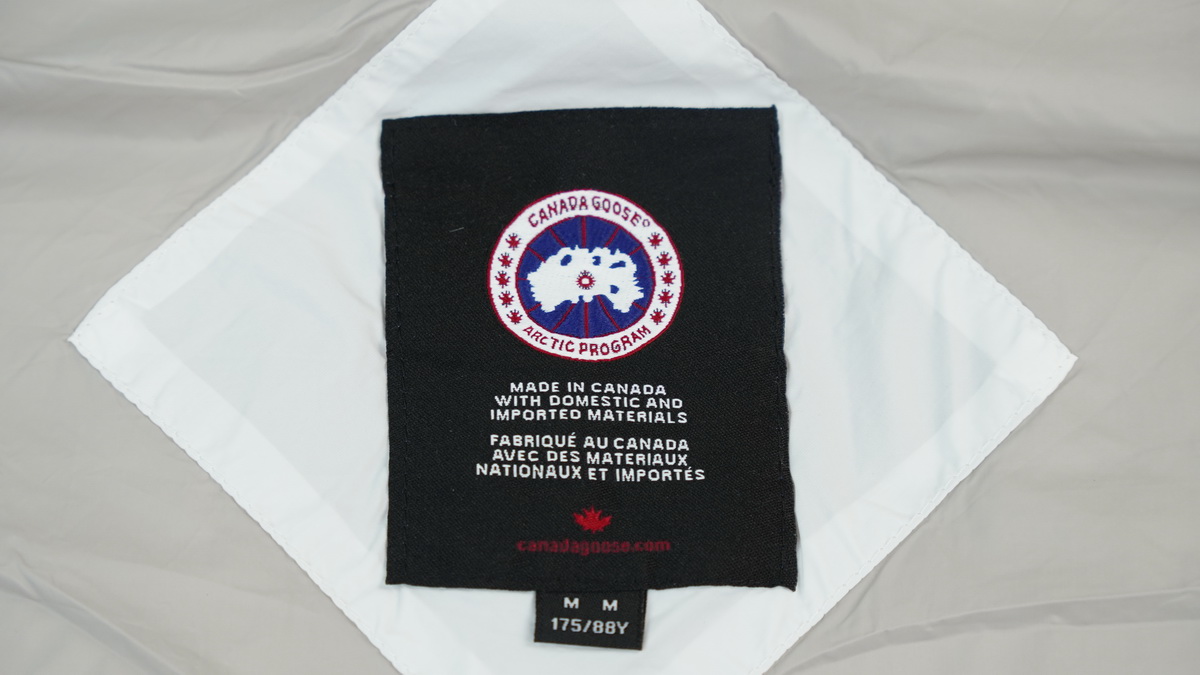 Can*a Go*e outdoor sports down vest white label white ba7bn