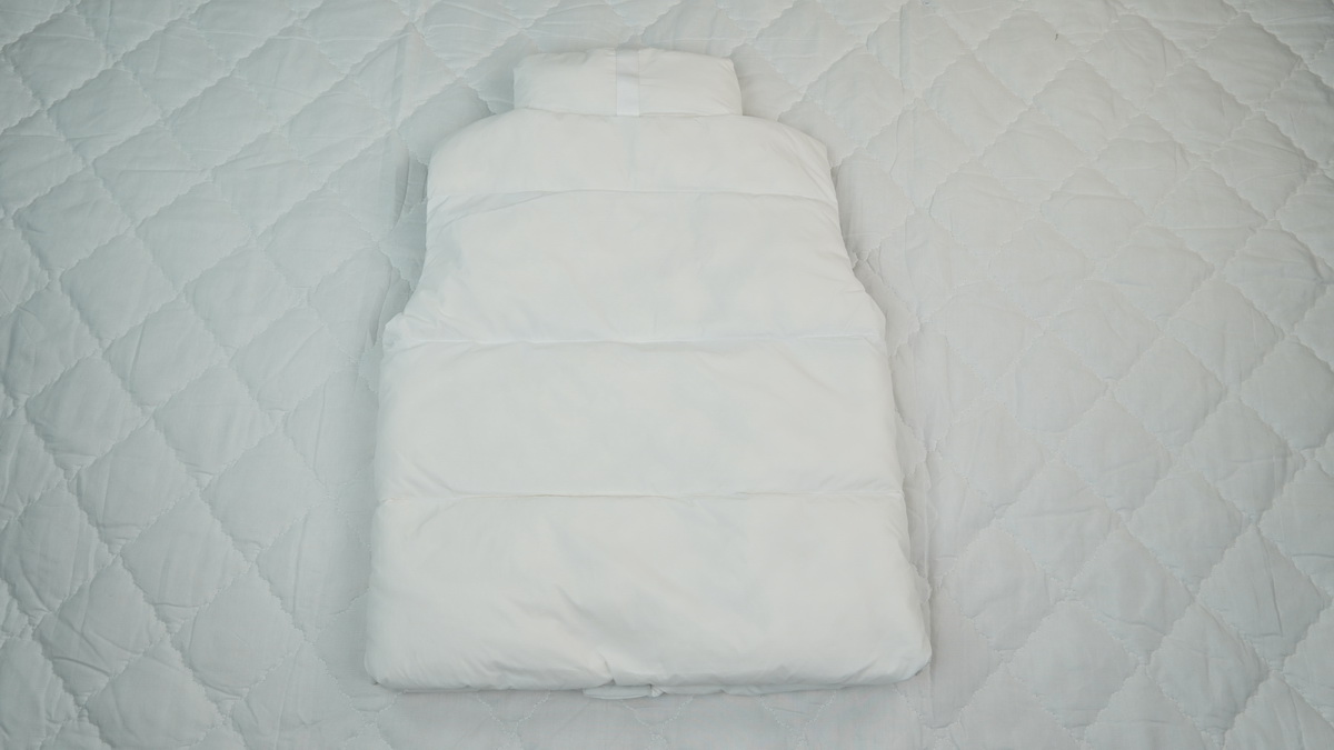 Can*a Go*e outdoor sports down vest white label white ba7bn