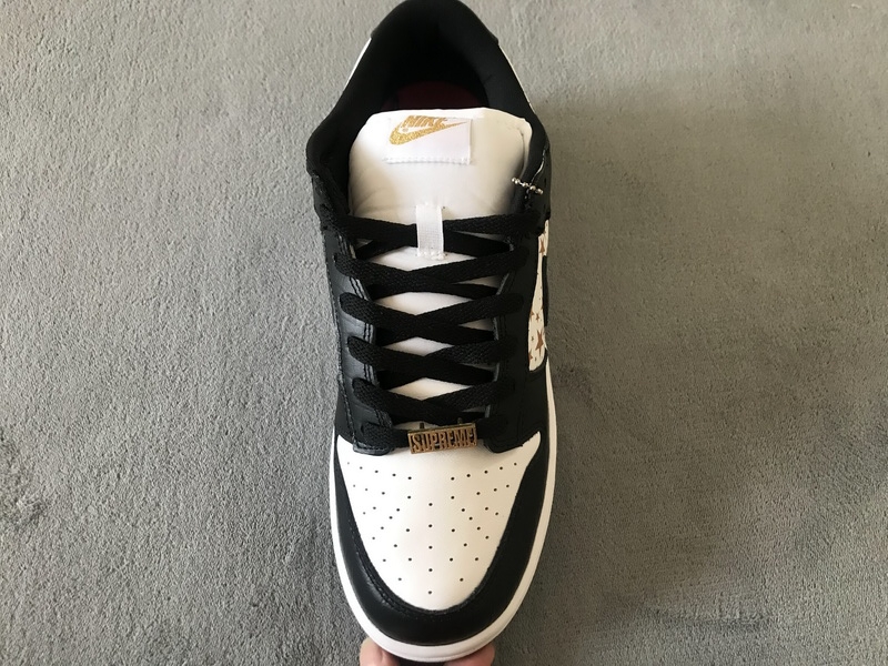 Nike SB Dunk Low Supreme x Nike Black Stars DH3228-102