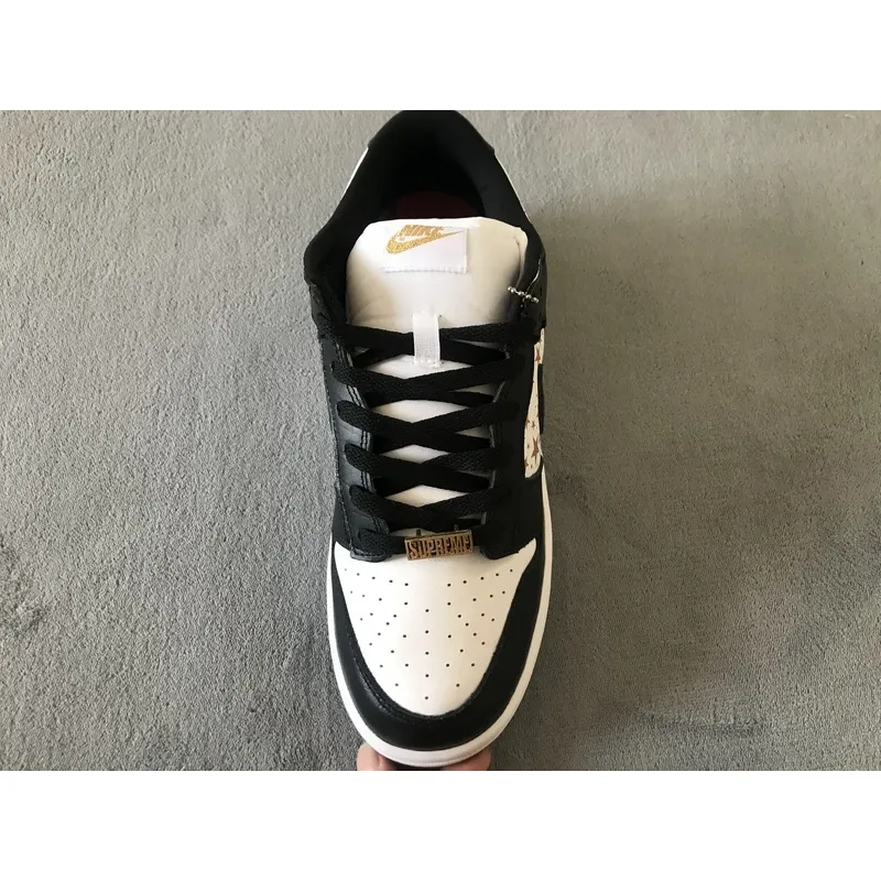 Nike SB Dunk Low Supreme x Nike Black Stars DH3228-102