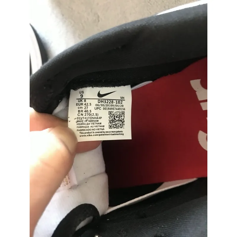 Nike SB Dunk Low Supreme x Nike Black Stars DH3228-102