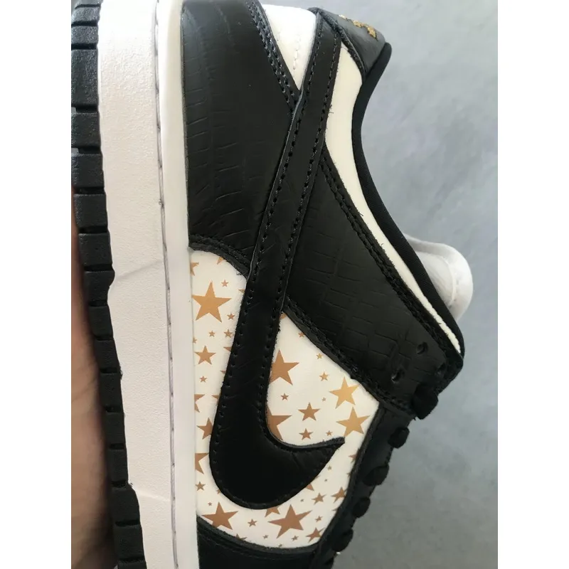 Nike SB Dunk Low Supreme x Nike Black Stars DH3228-102