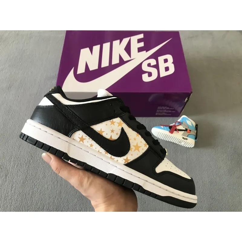 Nike SB Dunk Low Supreme x Nike Black Stars DH3228-102