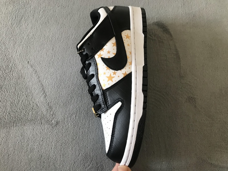 Nike SB Dunk Low Supreme x Nike Black Stars DH3228-102