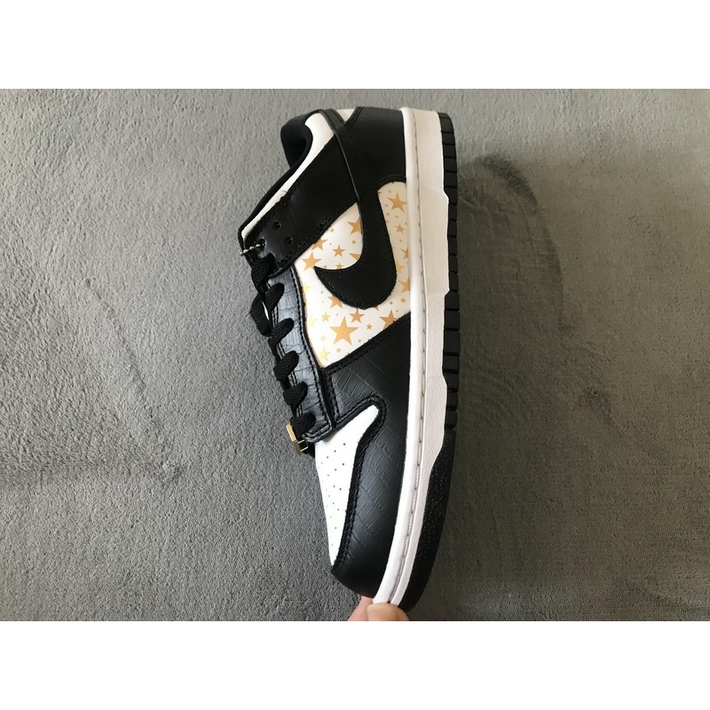 Nike SB Dunk Low Supreme x Nike Black Stars DH3228-102