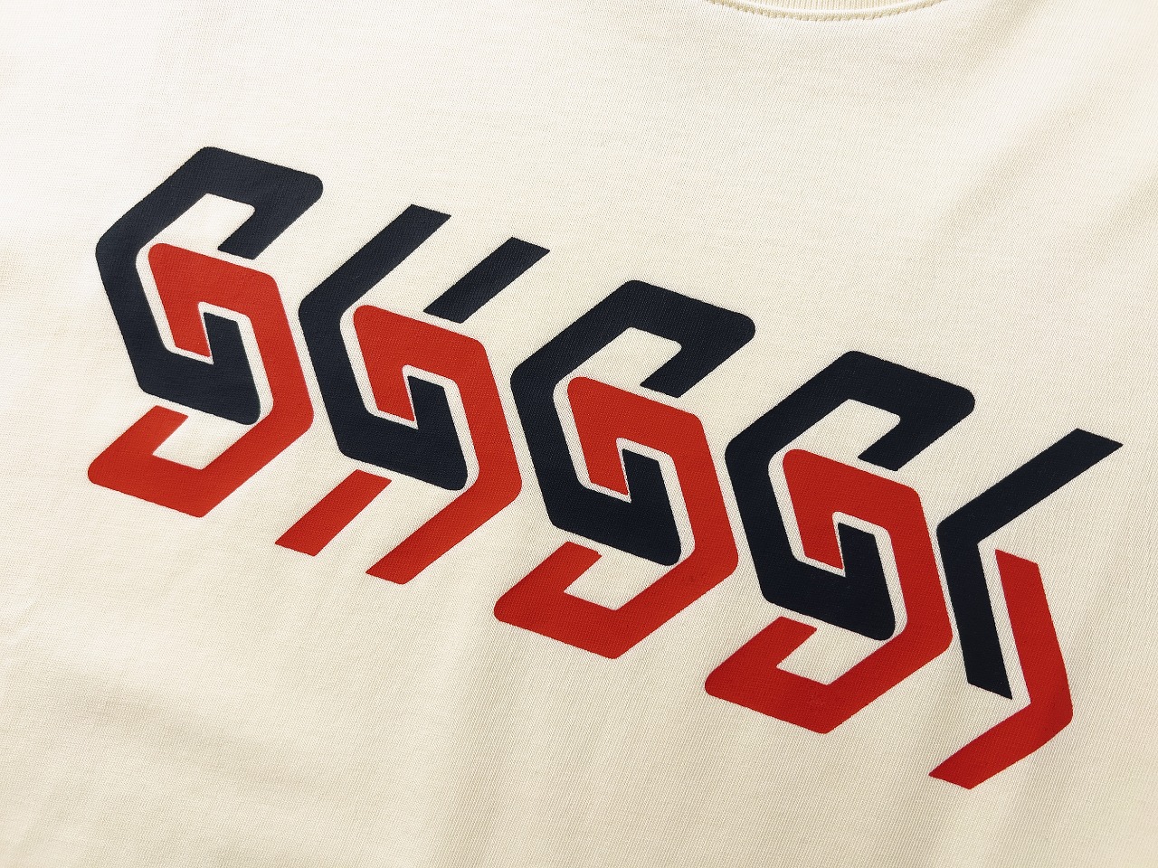 Gucci Logo T-Shirt 04