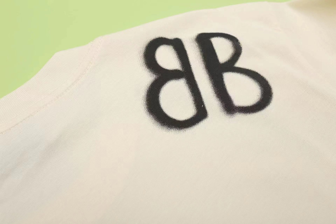 Gucci Logo T-Shirt 05