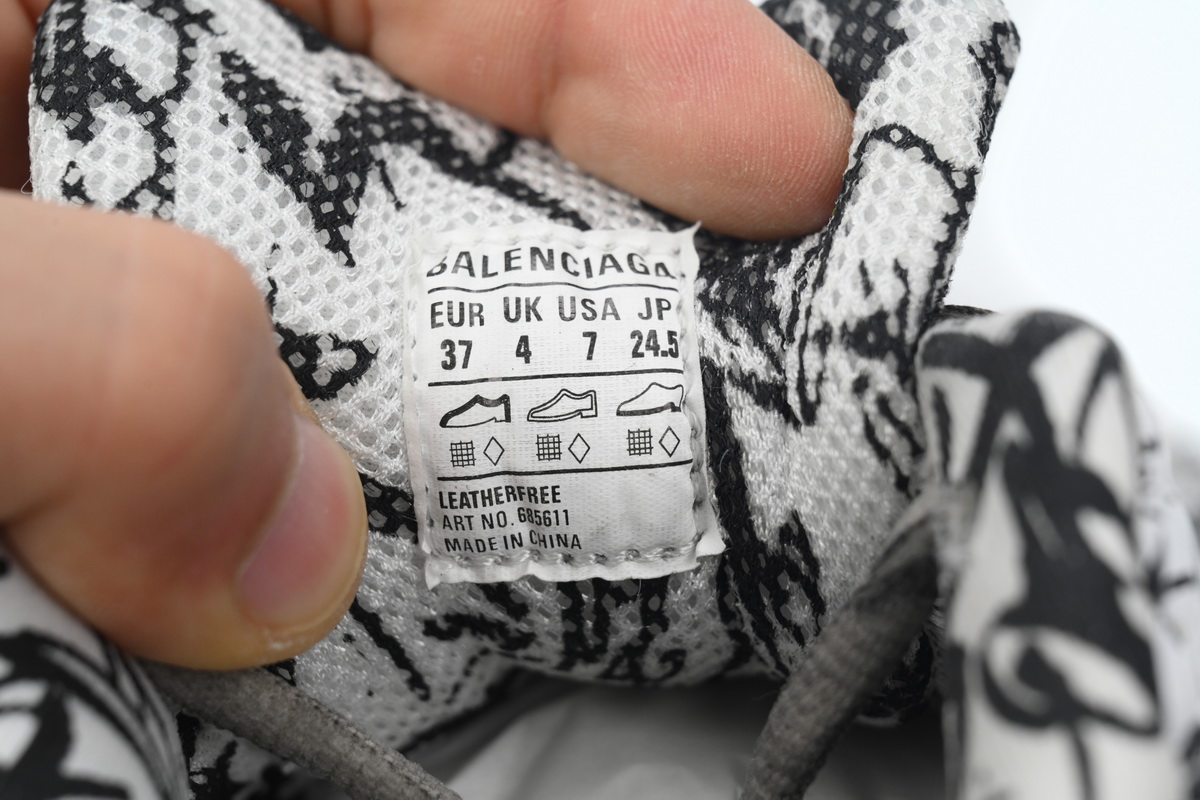 PK God Batch Balenciaga Defender Graffiti 685611 W2RAM 9010