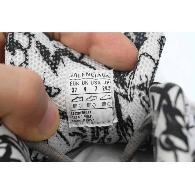 PK God Batch Balenciaga Defender Graffiti 685611 W2RAM 9010