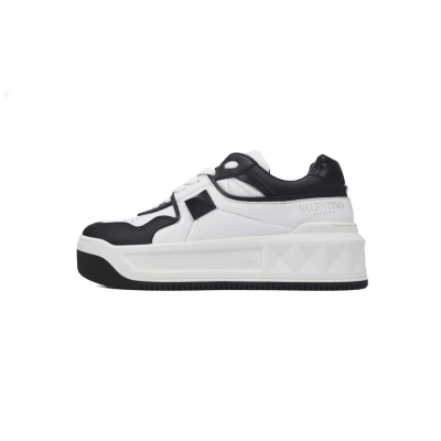 Valentino Garavani ONE STUD Low-Top Sneaker Black and white 01