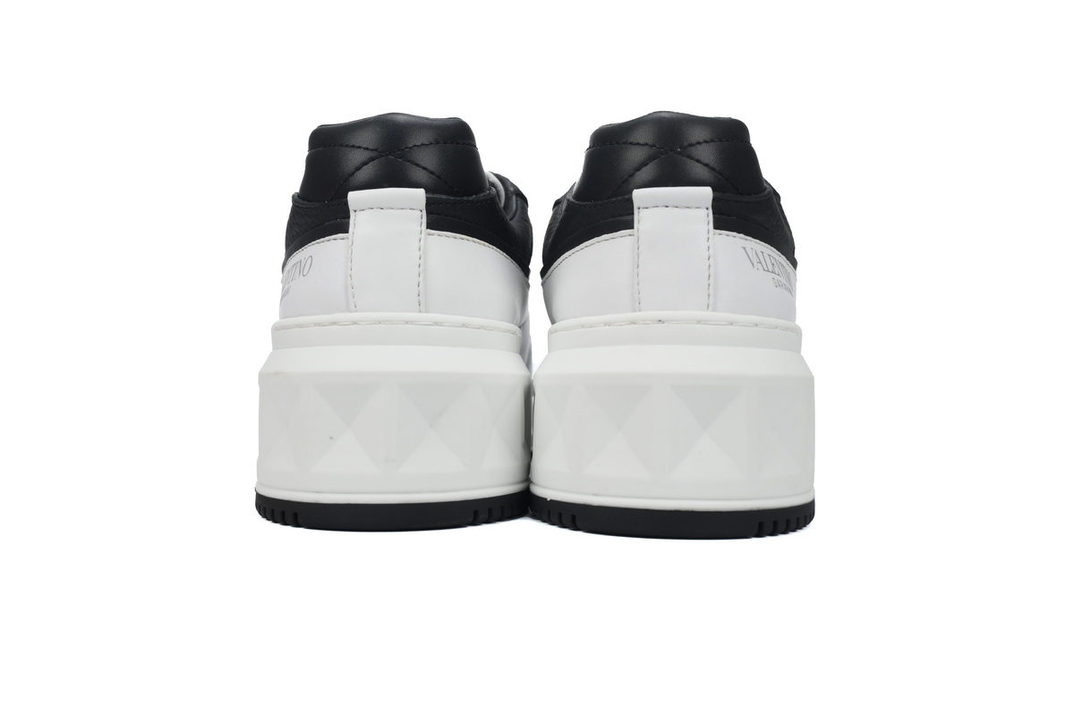 Valentino Garavani ONE STUD Low-Top Sneaker Black and white