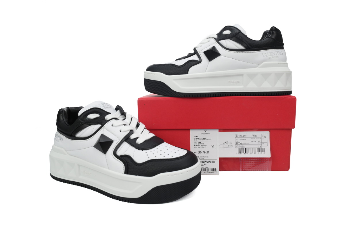 Valentino Garavani ONE STUD Low-Top Sneaker Black and white