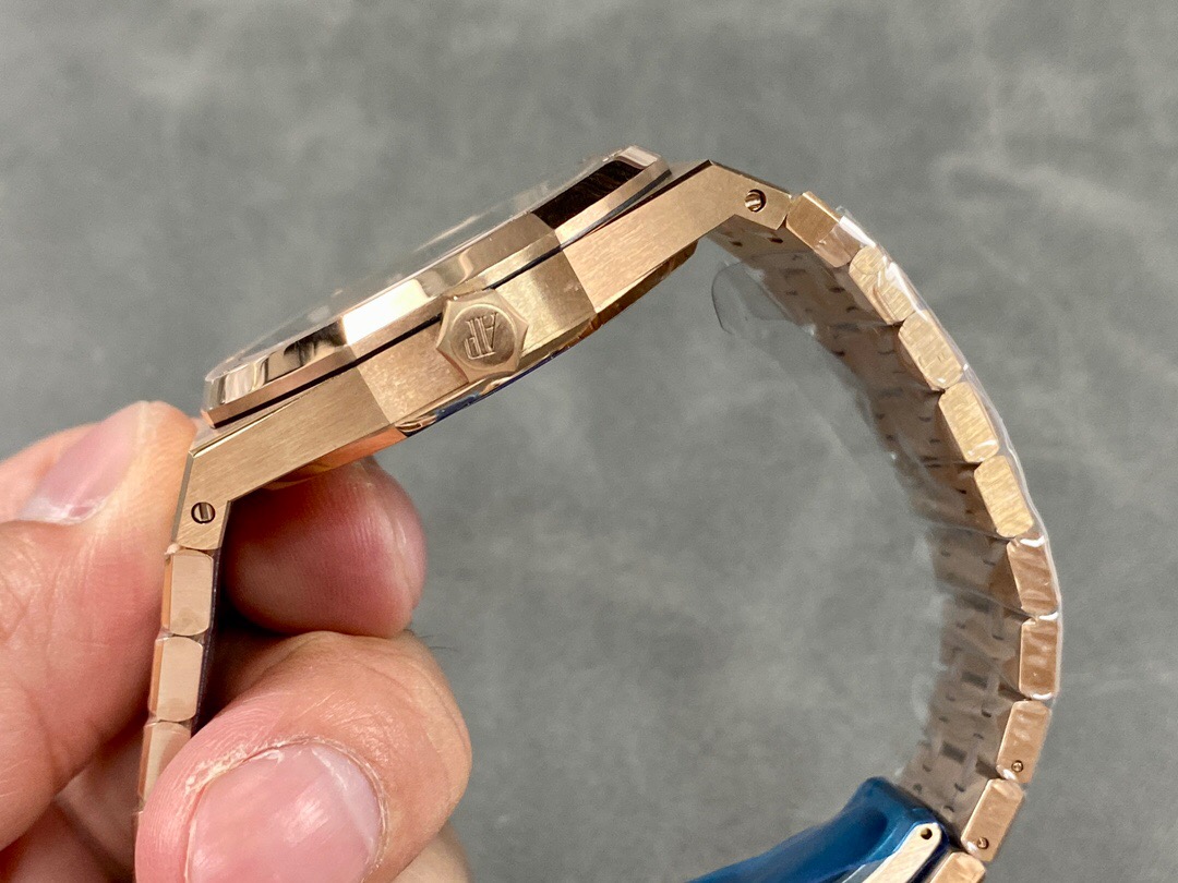 Audemars Piguet Royal Oak 15400OR.OO.1220OR.01